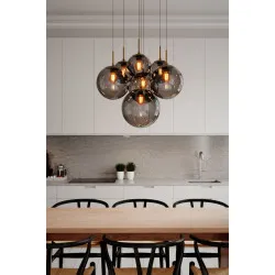 Riippuvalaisin Laura