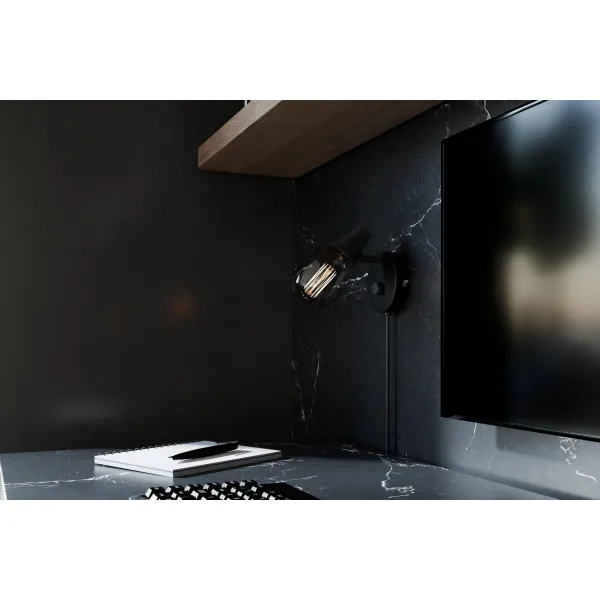 Seinavalgusti must MOON